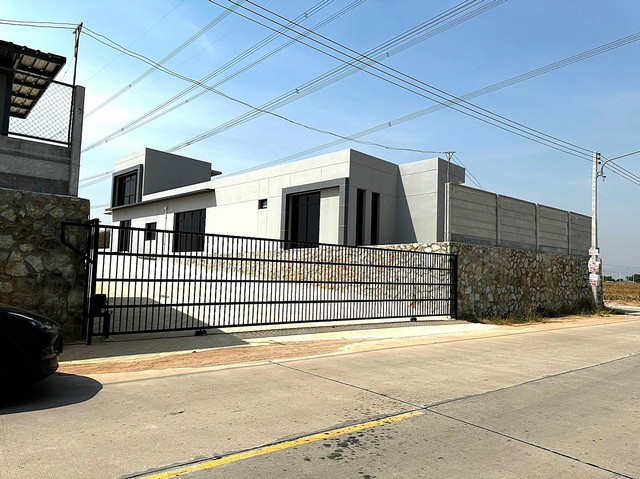 ขายที่ดินพร้อมสิ่งปลูกสร้างบ่อวินศรีราชาชลบุรี สีม่วงลาย 10 ไร่  มีพื้นที่ใช้สอยอีกเพียบ กั้นกำแพงให้พร้อม