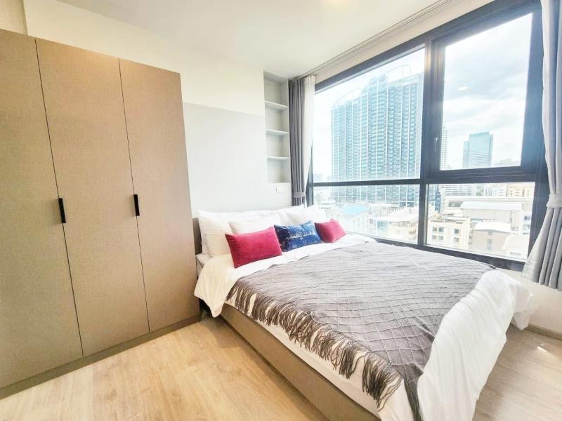 ให้เช่า คอนโด XT Huaikhwang เอ็กซ์ที ห้วยขวาง 1 นอน 1 น้ำ ใกล้ MRT ห้วยขวาง เพียง 75 เมตรขนาด 35 ตารางเมตร 1 ห้องนอน 1 ห้องน้ำ พร้อมเฟอร์นิเจอร์และเครื่องใช้ไฟฟ้า พร้อมเข้าอยู่** ค่าเช่า 21,000 บาท/เดือน ** สัญญาขั้นต่ำ 1 ปี ประกัน 2 เดือน ล่วงหน้า 1 เดือน ------------------------------------------------------------ ติดต่อสอบถามเพิ่มเติมได้ค่ะ โทร  065-163-5466ID Line : 0651635466สถานที่ใกล้เคียง :• Esplanade รัชดาภิเษก • ตลาดนัดรถไฟรัชดา • Central พระราม 9 • Fortun