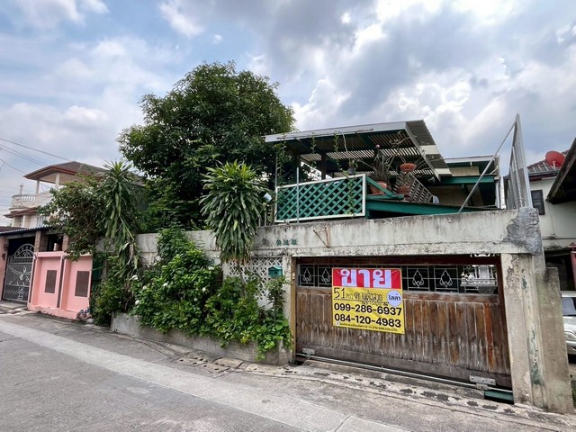 บ้านเดี่ยวดีไซน์หรู   2 ชั้น 51 ตร.วา โถงสูงโปร่งกว่า 5 เมตร ไม้เต็งทั้งหลัง  ซอยสิรินธร 2 แยก 13 ใกล้รถไฟฟ้าสายสีแดงสถานีบางบำหรุ