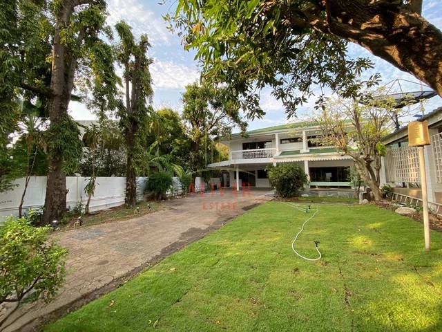 RH091325 ให้เช่าบ้านเดี่ยว 2ชั้น 5ห้องนอน หมู่บ้านปัญญา พัฒนาการ 30 สวนหลวงค่าเช่า 100,000 บาท/เดือนรายละเอียด :- ที่ดิน 235 ตร.ว.- พร้อมพื้นที่ใช้สอย 330 ตร.ม.- บ้านหลัก 2 ชั้น 4 ห้องนอน 5 ห้องน้ำ- บ้านรอง 1 ชั้น 1 ห้องนอน 1 ห้องน้ำ- ห้องแม่บ้าน 2 ห้องพร้อมห้องน้ำในตัว- สวนกว้างขวาง บรรยากาศร่มรื่น รองรับการเลี้ยงสัตว์- ที่จอดรถในรั้วบ้าน 3 คันสิ่งอำนวยความสะดวก : สโมสร / สระว่ายน้ำ / ฟิตเนส / 