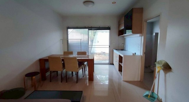 LV53258 ให้เช่า ทาวน์โฮม บ้านใหม่ รามอินทรา-คู้บอน BAAN MAI RAMINDRA-KHUBONราคาเช่า : 16,000 บาท/เดือนที่ตั้ง : ถ.รามอินทรา เขตบางเขน กรุงเทพฯ 10220ชื่อโครงการ : บ้านใหม่ รามอินทรา-คู้บอน / BAAN MAI RAMINDRA-KHUBONรายละเอียด : - ทาวน์โฮม 3 ชั้น- พื้นที่ ประมาณ 136 ตร.ม.- 2 ห้องนอน- 3 ห้องน้ำ- 1 พื้นที่ทำงานร่วม- 1 ห้องนั่งเล่น- 1 พื้นที่รับประทานอาหาร- 1 พื้นที่เตรียมอาหาร- เฟอร์นิเจอร์และอุปกรณ์- ชั้น 11. โต๊ะรับประทานอาหาร