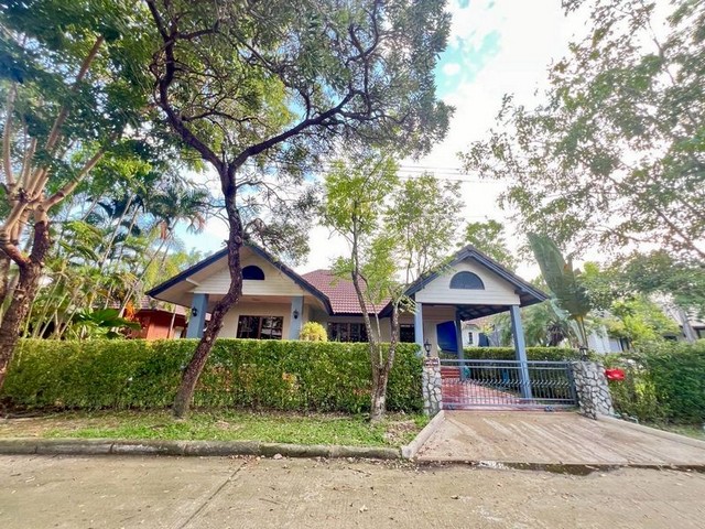 ให้เช่าบ้านเดี่ยว หมู่บ้านวังตาล เชียงใหม่ พร้อมสวนรอบบ้านบ้านเดี่ยวพร้อมอยู่ บรรยากาศร่มรื่น เงียบสงบ เหมาะสำหรับพักอาศัย  พื้นที่ 95 ตร.วา  พื้นที่ใช้สอยกว้างขวางรายละเอียดบ้าน:2 ห้องนอน2 ห้องน้ำเฟอร์นิเจอร์ครบ พร้อมเครื่องใช้ไฟฟ้าเครื่องปรับอากาศ 3 เครื่องครัวพร้อมอุปกรณ์ (ตู้เย็น ไมโครเวฟ เตาแก๊ส เครื่องดูดควัน)เครื่องซักผ้า, เครื่องทำน้ำอุ่นสิ่งอำ