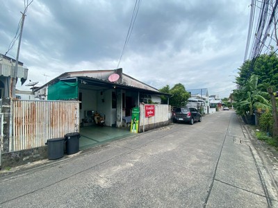 บ้านเดี่ยวชั้นเดียว ทำเลวังหิน 44-โชคชัย 4 ซอย 55 เนื้อที่ 48 ตร.วา ทำเลดี น้ำไม่เคยท่วม โครงสร้างดีเหมาะกับรีโนเวทเพื่ออยู่อาศัย