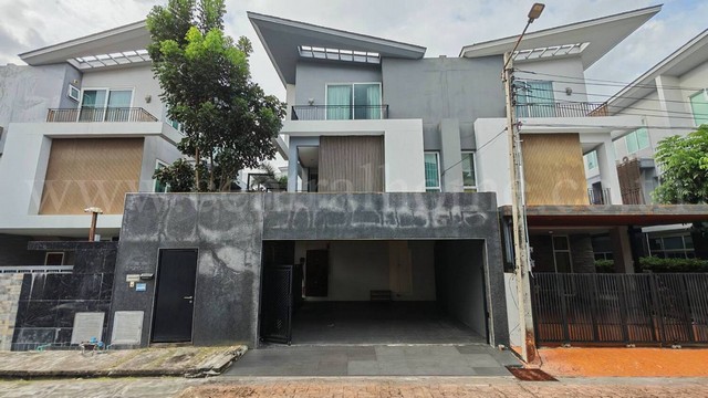 บ้านแฝด 3 ชั้น แกรนด์ ไอ - ดีไซน์ วิภาวดี ตกแต่งครบ พร้อมเข้าอยู่ ทำเลดี