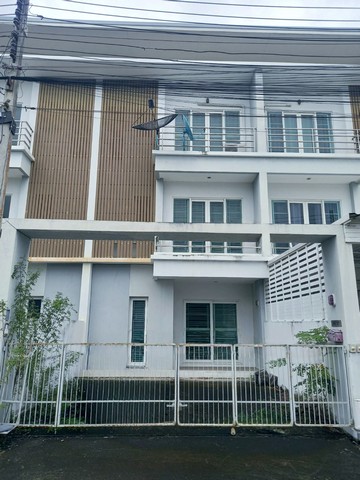 ประกาศขายบ้าน The Urbana 3 เชียงใหม่ – บนถนนซุปเปอร์ไฮเวย์ บ้าน 3 ชั้น หน้ากว้าง 5.5 เมตร (กว้างกว่าหลายเฟส) ราคาเพียง 3.2 ล้านบาท (พร้อมโอนทันที) รายละเอียดบ้านพื้นที่ใช้สอย 3 ชั้น3 ห้องนอน  3 ห้องน้ำห้องนอนชั้น 3 เฟอร์นิเจอร์ครบ 2 ห้องเหล็กดัด + มุ้งลวด + ผ้าม่านครบทุกบานแอร์ครบ 3 ห้องนอนเครื่องทำน้ำอุ่น 2 ห้องน้ำโต๊ะกินข้าวกระจก Index 6 ที่นั่ง จุดเด่นหน้ากว้าง 5.5 เมตร (กว้างกว่าหล