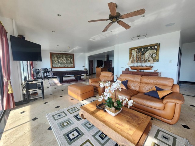ขายคอนโดหรู Panya Resort Condominium วิวทะเล & สนามกอล์ฟ ขนาดใหญ่ 271 ตร.ม. รหัสทรัพย์ที่ C25057สัมผัสชีวิตหรูหราท่ามกลางธรรมชาติ เงียบสงบ พร้อมวิวทะเลและสนามกอล์ฟจากในห้อง!คอนโดตั้งอยู่ในโครงการสุดเอ็กซ์คลูซีฟ บนพื้นที่ส่วนตัวใจกลางสนามกอล์ฟ พร้อมระบบรักษาความปลอดภัยระดับมาตรฐานสูง เหมาะสำหรับอยู่อาศัยหรือบ้านพักตากอากาศ- ขนาดห้อง 271 ตร.ม. | 3 ห้องนอน | 3 ห้องน้ำ- ตกแต่งครบ พ