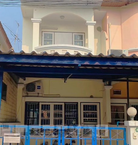 ขายทาวน์เฮ้าส์ 3 ห้องนอนในสุเทพ เชียงใหม่ ค้นพบทาวน์เฮ้าส์สุดหรูที่ผสมผสานระหว่างการใช้ชีวิตสมัยใหม่และทำเลที่ตั้งอันยอดเยี่ยมได้อย่างลงตัว ราคาน่าดึงดูดใจอยู่ที่ 8 ล้านบาท โดยแบ่งค่าธรรมเนียมการโอนเท่าๆ กัน ที่พักนี้รับประกันไลฟ์สไตล์แห่งความสะดวกสบาย ทาวน์เฮาส์มีพื้นที่กว้างขวาง 21 ตร.ว. มี 3 ห้องนอน 4 ห้องน้ำ ให้พื้นที่กว้างขวางสำหรับการพักผ่อนแล