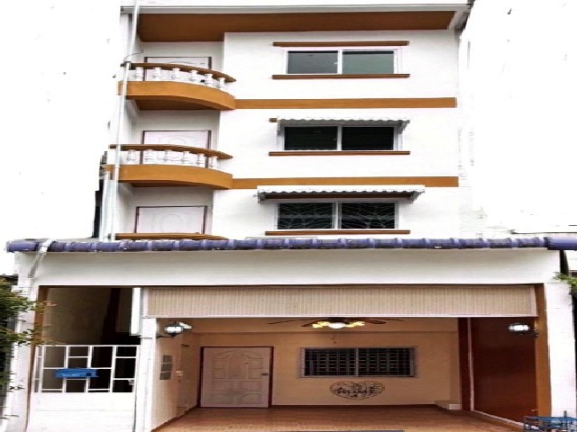 ขายอาคารพาณิชย์ทำเลดี ติดถนนใหญ่ ใกล้เชียงใหม่ สนามบิน มีสิ่งอำนวยความสะดวก ได้แก่ พื้นที่ต้อนรับออฟฟิศขนาดใหญ่ ห้องผู้จัดการ ห้องทำงาน ห้องฝึกอบรม และห้องนอนอีก 4 ห้อง มีรถหลายคัน34 ตารางวา385 ตารางเมตร2 ห้องนอน4 ห้องน้ำเชียงใหม่ -  เมืองเชียงใหม่ - ป่าแดดมีที่จอดรถบริเวณด้านหน้าอาคาร ติดต่อเราตอนนี้เพื่อ ดู!