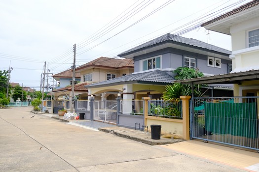 ขายบ้าน 2 ชั้น 43 ตารางวา ม.ภัทรนิเวศน์ ปทุมธานี ปรับปรุงใหม่ทั้งหลัง พร้อมอยู่มี 3 ห้องนอน 2 ห้องน้ำ 1 ห้องครัว ห้องทานข้าว ห้องนั่งเล่น ห้องเก็บของ  แก้ไขน้ำซึม น้ำรั่ว หลังคาแล้ว พร้อมทาสีใหม่ทั้งหมด สายไฟเดินใหม่ทั้งหลัง แยกเซฟทีคัทชั้นบน-ล่าง โครงการดี น้ำไม่ท่วม เพื่อนบ้านดี ทำเลดี - ติดถนนใหญ่หมายเลข307 เดินทางสะดวก - ใกล้ห้างสรรพสินค้าบิ๊กซี, เดอะทรี,เมเจอ