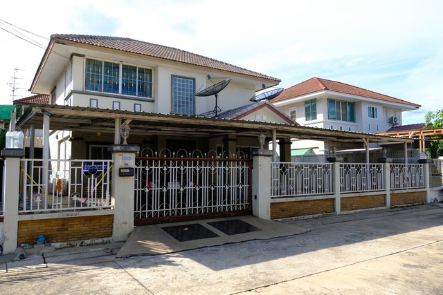 ขายบ้านเดี่ยว 2 ชั้น 67.5 ตารางวาม.สุขสันต์ 9 เพขรเกษม 110 สภาพดี พร้อมอยูพื้นกระเบื้อง ทำใหม่ทั้งหลัง ทำบันไดใหม่เป็นหินอ่อนชั้นล่างมี 1 ห้องรับแขก 1ห้องทำงาน 1ห้องน้ำ 1 ห้องครัว 1ห้องแม่บ้าน มีแอร์ 2 เครื่องชั้นสอง มี 3 ห้องนอน 1ห้องน้ำ ต่อเติมระเบียงเป็น Walk in Closet มีแอร์ 2 เครื่องจอดรถในบ้านได้ 3 คันบ้านดูแลอย่างดี ไม่เคยเลี้ยงสัตว์ ไม่เคยมีเด็กเล็กทำเลดีใกล้มหาวิทยาล