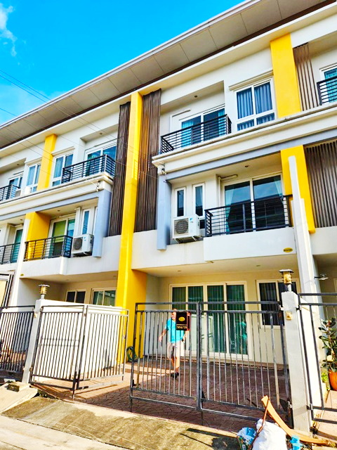 ม.เจ้าคุณทหารลาดกระบัง 1 กม. ให้เช่าทาวน์โฮม 3 ชั้น ARL ลาดกระบัง 4.3 กม.3นอน 2 น้ำ โลตัส ลาดกระบัง 52 400ม ตลาดหัวตะเข้ 350 ม.  