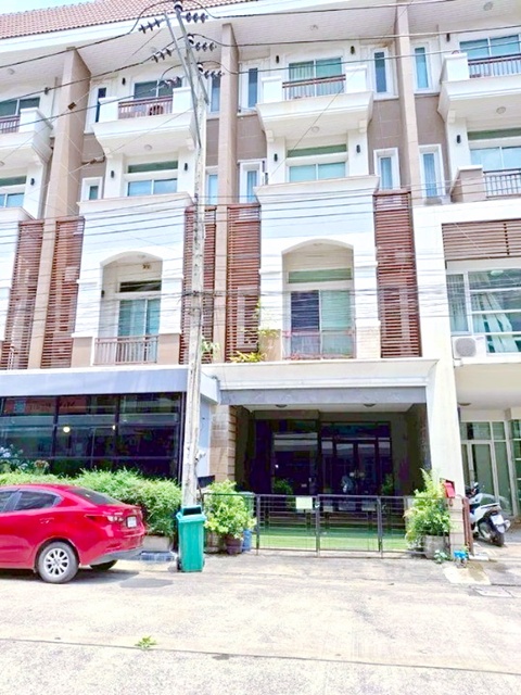 พร้อมอ่างอาบน้ำขนาดใหญ่ แยกโพธิ์แก้ว ให้เช่าทาวน์โฮม 4 ชั้น 3 นอน 5 น้ำ MRT บางกะปิ 3.3กม. ตลาดอินทรารักษ์650 ม. นวมินทร์ 81-91