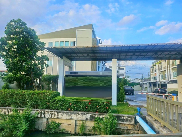 MRTน้อมเกล้า 400ม.เฟอร์เครื่องใช้ไฟฟ้าครบ ให้เช่าทาวน์โฮม 3 ชั้น 220 ตร.ม. รร.นานาชาติฮีทฟิลด์ 1.1 กม. 3 นอน เดอะพาซิโอ ทาวน์ 1.2 กม.