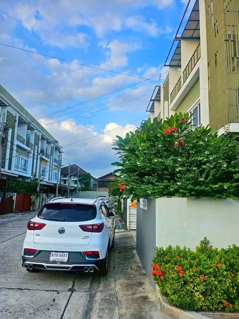  เฟอร์เครื่องใช้ไฟฟ้าครบ รร.นานาชาติฮีทฟิลด์ 1.1 กม. 3 นอน เดอะพาซิโอ ทาวน์ 1.2 กม.MRTน้อมเกล้า 400ม. ให้เช่าทาวน์โฮม 3 ชั้น 222ตร.ม. 