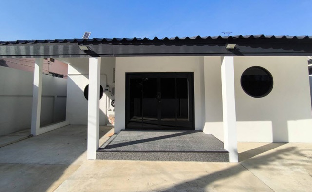 เซ็นทรัล แจ้งวัฒนะ 1.3กม. MRT ศรีรัช 1.3กม.ให้เช่าบ้านเดี่ยว 100ตร.ม. 25ตร.วา.  บิ๊กซี แจ้งวัฒนะ 1.5 กม. บิ๊กซี ปากเกร็ด 2 กม.  3นอน 4น้ำ