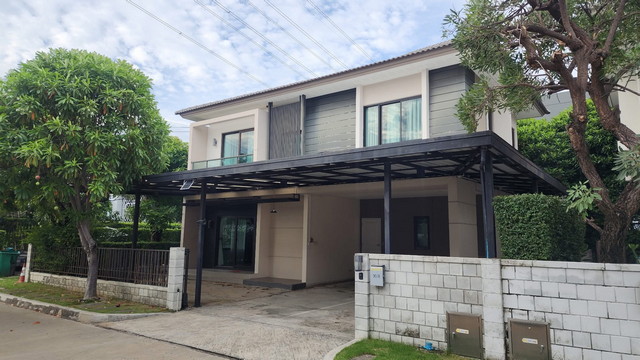 บ้านเดี่ยวโครงกาา Centro bangna km7 แปลงหัวมุม4 ห้องนอน 3 ห้องน้ำ ใกล้เมกะบางนา