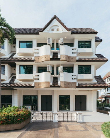 Townhome ติดเอกมัยทองหล่อ  5 ห้องนอน 6 ห้องน้ำ เดินถึง BTS พระโขนงได้ 