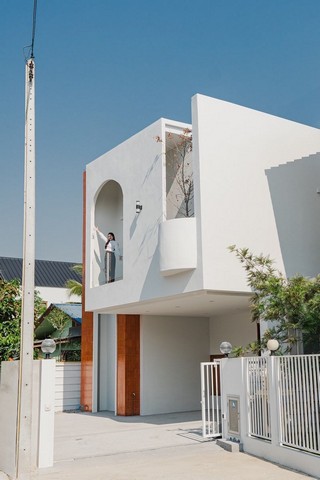 บ้านสร้างใหม่ 2 ชั้น สไตล์มิสเซ็นจูรี่โมเดิร์น สันผักหวาน หางดง 