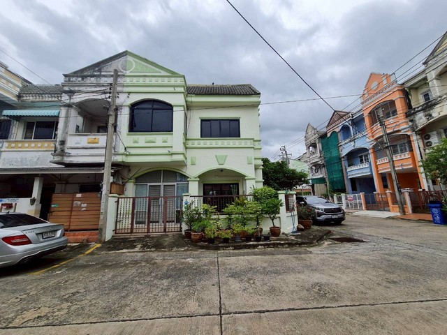 ขาย ทาวน์เฮ้าส์หลังมุม บ้านลภาวัน 7 บางบัวทอง 27 ตารางวา รอบบ้านโล่ง บรรยากาศเหมือนบ้านเดี่ยว หมู่บ้านนี้ดี ติดริมถนนบาง