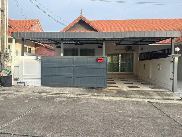 บ้านพร้อมอยู่ หิ้วกระเป๋าเข้าอยู่ได้เลยคะ   หมู่บ้าน The view ไกล้ซอยชัยพฤก