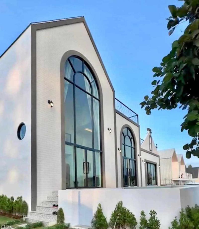 ????️ vายบ้านสวยสไตล์อังกฤษ เขาใหญ่???? ทำเลทอง ต.หมูสี เขาใหญ่???? sาคา 12.5 ลบ???????? พื้นที่ 120 ตารางวา พื้นที่ใช้สอย 360 ตร.ม. .- มี 5 ห้องนอน 4 ห้องน้ำ 2 ที่จอดรถ- ราคารวมเฟอร์นิเจอร์- สระว่ายน้ำ 3x9 เมตร- สระว่ายน้ำกระจกซีทรู- โอบล้อมด้วยวิวเขา 360 องศา- ห้องโถงสูงโปร่ง มีเอกลักษณ์ด้วย Double Volume ดีไซน์ล้ำสมัย ให้ความหรูหรา โปร่งโล่ง- มีดาดฟ้าชมวิว มองเห็นวิวเทือกเขา เขาใหญ่ และ หอเอนปิซาเข