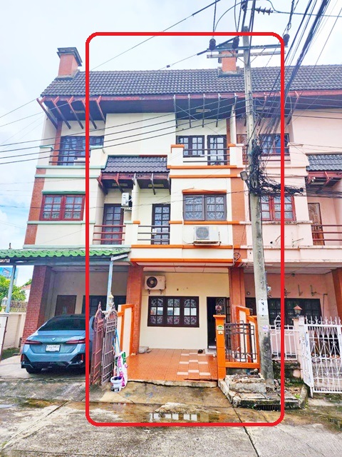 ซอยนวมินทร์ 131-141 ทาวน์เฮ้าส์ 3 ชั้น มีสนามหญ้าด้านหน้า 4นอน 7-Eleven  2แอร์   24ตร.วา  274 ตร.ม. ตรงข้ามโลตัส ไทวัสดุ 