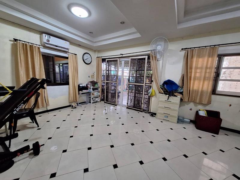 ##บ้านแฝด หลังมุม มบ.ชนันทร 2 หนองแขม, กทม.โซน:หนองแขม  กรุงเทพมหานครที่ตั้ง: 18/29  หมู่บ้านชนันธร 2  แขวงหนองแขม  เขตหนองแขม  กรุงเทพมหานครลักษณะโดยทั่วไป-บ้านแฝด หลังมุม 2 ชั้น  ต่อเติมเรียบร้อย-4 ห้องนอน,  2 ห้องน้ำ,  1 ห้องครัว,  1 ห้องโถง -จอดรถได้ ภายในบ้านได้-เนื้อที่  39.9  ตรว.-ที่ตั้ง   18/29  หมู่บ้านชนันธร 2  แขวงหนองแขม  เขตหนองแขม  กรุงเทพมหานคร-บรรยากาศร่มรื่น  เงียบสงบ  มีควา