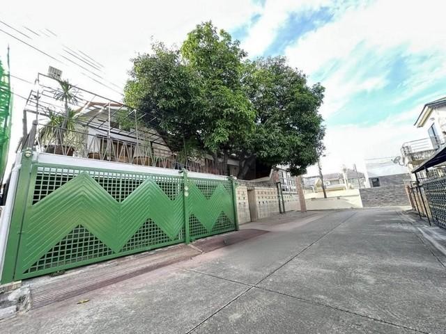 ให้เช่าบ้านเดี่ยว ซอยโชคชัย 4 ซอย 55 บ้าานรีโนเวทใหม่ พร้อมอยู่