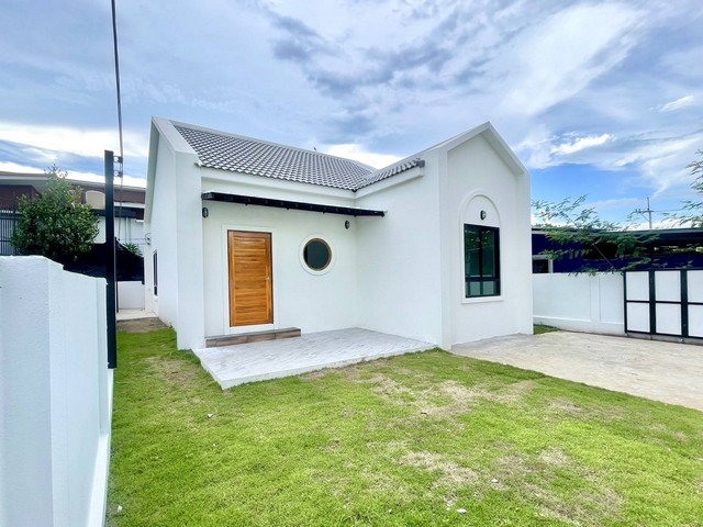 ขายบ้านใหม่ชั้นเดียว 56ตรว. 3นอน2น้ำ ลดเหลือ 2.19ลบ. ของแถม ต.สันทรายหลวง ใกล้ที่ว่าการ อ.สันทราย เชียงใหม่ขายบ้านใหม่ 56ว. 3น2น 2.19ล. สันทรายหลวง สันทราย เชียงใหม่ขายลดราคาเหลือ 2.19 ลบ. (2,190,000 บาท) ค่าโอนคนละครึ่งจองวันนึ้ลดทันที 300,000บาท !!!ลดจาก 2.49ลบ. เหลือเพียง 2.19 ลบ.ราคาตลาดในย่าน 2.65-2.75 ลบ.บ้านใกล้เมืองเชียงใหม่  โซนสันทรายหลวงโซนนี้น้ำไม่ท่วม 100 %ขนาดพื้นที่ดิน 56 ตร.ว.ตัวอาคารปิด 