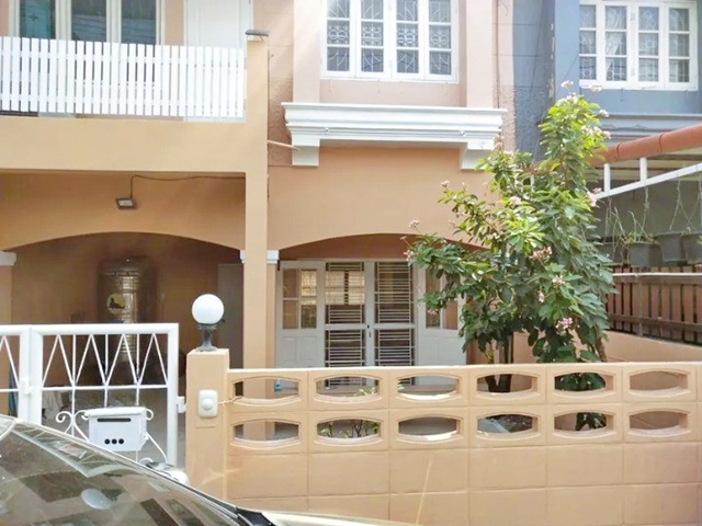 อิมพีเรียลเวิลด์ ลาดพร้าว 1.1 กม. ซ.ลาดพร้าว 83-89 ม.ให้เช่าทาวน์เฮ้าส์ 2 ชั้น 3 นอน 2 น้ำ ร่มรื่น รัตนบัณฑิต 2.4 กม.ถ.ลาดพร้าว นาคนิวาส