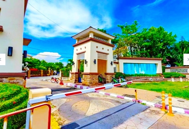 ปตท.กรุงเทพ-สุวินทวงศ์ ฟลอร่า รอยัล ภัสสร คฤหาสน์2 ชั้น 100 ตร.วา.300 ตร.ม. ติดถนนเมน 3 นอน 3 น้ำ พร้อมเฟอร์ฯ MRT สุวินทวงศ์ - มีนบุรี 