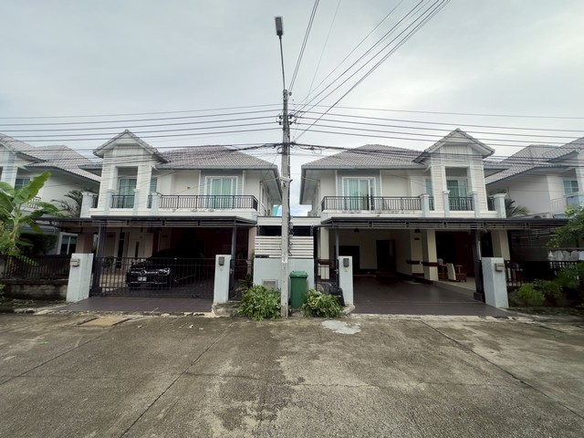  บ้านเดี่ยว 2 หลัง เชื่อมถึงกัน SKY ดอนเมือง – สรงประภา 111 ตร.วา 6 นอน 6 น้ำ   เดินเชื่อมเข้าหากันได้ เหมาะสำหรับครอบครัวใหญ่หรืออยู่หลายเจเนอเรชัน  พื้นที่ 111 ตร.วา | พื้นที่ใช้สอยรวม 334.8 ตร.ม. 6 ห้องนอน | 6 ห้องน้ำ | ตกแต่งครบ ต่อเติมพร้อมเข้าอยู่จุดเด่นบ้านบ้าน 2 หลังใหญ่ เชื่อมถึงกัน เดินเข้าออกสะดวกดีไซน์หรู สวยทันสมัยต่อเติมและตกแต่งครบ พร้อมหิ้วกระเป๋าเข้าอยู่ทำเลศ