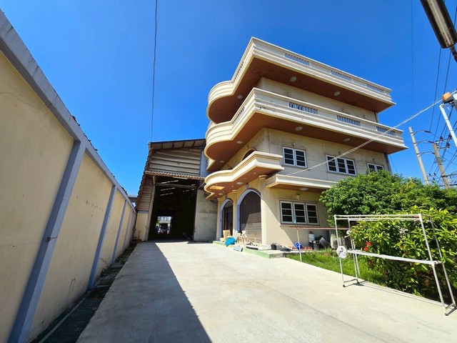 * ขายบ้านพร้อมที่ดิน บางหญ้าแพรก – พระประแดง จ.สมุทรปราการ * ที่ตั้ง : บางหญ้าแพรก อำเภอพระประแดง จังหวัดสมุทรปราการ* พื้นที่ 1ไร่  1งาน  50ตารางวา* พื้นที่ใช้สอย 396 ตารางเมตร * ลักษณะทรัพย์ - บ้าน 2 ชั้น โครงสร้างแข็งแรง - เนื้อที่กว้างขวาง (เหมาะทำโรงงานขนาดเล็ก / โกดังเก็บสินค้า / ออฟฟิศ) - พื้นที่รอบบ้านสามารถต่อเติมได้หลากหลาย* จุดเด่นทำเล - ตั้งอยู่ในย่านชุมชน ใกล้เส