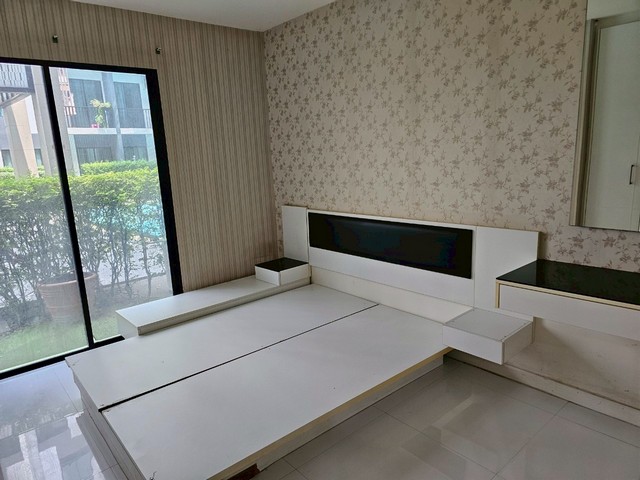 ขายด่วน คอนโด ICondo สุขุมวิท 105 – พร้อมอยู่ ใกล้ BTS แบริ่ง เพียง 5 นาทีรหัสทรัพย์ที่ C25002รายละเอียดห้อง - ขนาด 30 ตร.ม. ขนาด 1 ห้องนอน 1 ห้องน้ำ- ชั้น 1  เพียง 4 ก้าว ถึงสระว่ายน้ำสิ่งที่คุณจะได้รับ:- เตียง / ตู้เสื้อผ้าบิ้วท์อิน- ครัวบิวท์อิน - เครื่องใช้ไฟฟ้า: แอร์ สิ่งอำนวยความสะดวกภายในโครงการ:- สระว่ายน้ำ / ฟิตเนส - สวนกลาง / ที่จอดรถ / ระบบรักษาความปลอดภัย 24 ชม.- เข้า-ออกด้วยระบบคี