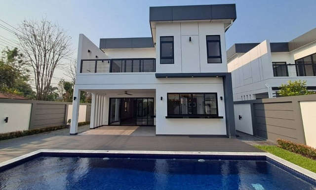 Modern Pool Villa – ทำเลทองย่านหางดง เชียงใหม่สัมผัสชีวิตท่ามกลางธรรมชาติที่ผสมผสานความสะดวกสบาย เพียงไม่กี่นาทีจากเมืองเชียงใหม่ จุดเด่นโครงการทำเลศักยภาพ เดินทางสะดวกสู่ตัวเมืองหมู่บ้านร่มรื่น เงียบสงบ เหมาะแก่การพักผ่อนระบบรักษาความปลอดภัย 24 ชั่วโมงสิ่งอำนวยความสะดวกครบ: สวนสาธารณะ, สนามเด็กเล่น, ถนนกว้างขวาง รายละเอียดบ้านราคาเริ่มต้น: 14.xx ล้านบาทที่ดิน: 
