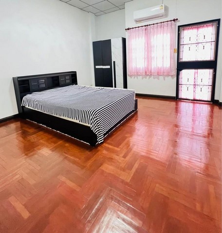 ให้เช่าทาวน์โฮม3ชั้น4นอนติดเลียบทางด่วนเอกมัย-รามอินทราหลังCDCพร้อมเฟอร์นิเจอร์