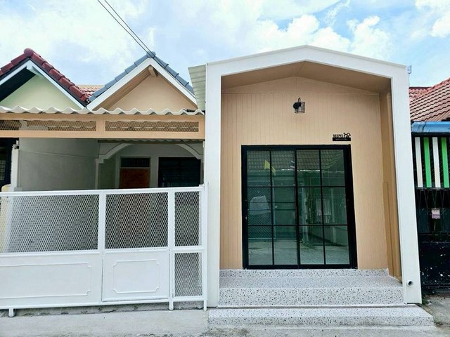 ขายถูกทาวน์โฮมศรีราชา รีโนเวทใหม่ หมู่บ้านชัยทอง วิลล่า สไตล์มินิมอล  FP-H01365 