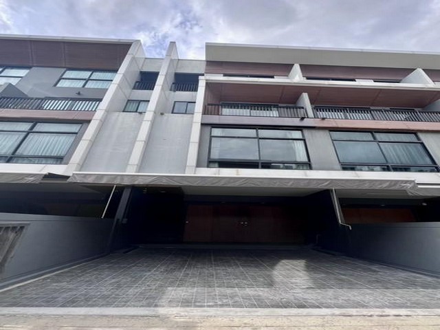 ให้เช่าทาวน์โฮม 3.5 ชั้น ย่านพัฒนาการ โครงการ Arden Pattanakarn เขตสวนหลวง