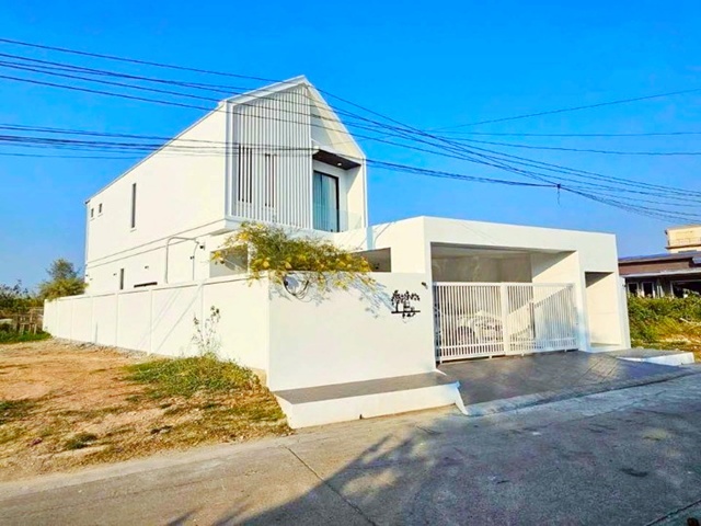 ในโครงการหมู่บ้าน ตลาดร่มเกล้า 1.5 กม. ร่มเกล้า15-23 บ้านเดี่ยวหรูหรา 2 ชั้น นอร์ดิก 66ตร.วา. 364 ตร.ม.  เฟอร์ฯ เครื่องใช้ไฟฟ้าครบ 4 นอน  