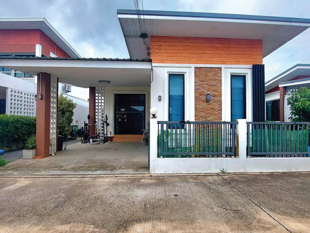 ขายด่วนบ้านพร้อมที่ดิน เนื้อที่ 55 ตารางวา ตำบลหารแก้ว อำเภอหางดง จังหวัดเชียงใหม่ KRTK82018ขายด่วนบ้านพร้อมที่ดิน บ้านพร้อมอยู่ โลเคชั่นดี ใกล้เมืองเชียงใหม่เนื้อที่ 55 ตารางวา เพียง 2.3 ล้านบาท หางดง เชียงใหม่ เข้าออกได้หลายทาง ใกล้ถนนใหญ่ บรรยากาศสงบ เป็นส่วนตัว น่าอยู่ ห่างจากตัวเมืองไม่ถึง 20 นาที ใครกำลังมองหาบ้านทำเลดี ใกล้เมือง ราคาไม่แรง ต้องดูหลังนี้เล