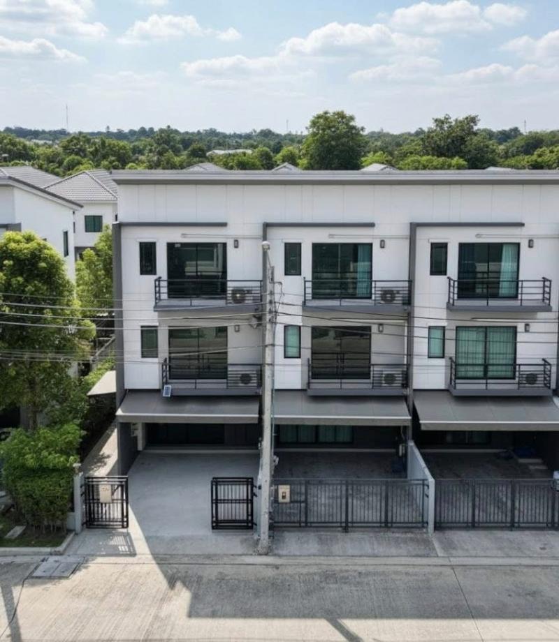 ให้เช่า  บ้านกลางเมืองปิ่นเกล้า-จรัญทาว์โฮม 3 ห้องนอน 3 ห้องน้ำ 1 ห้องครัว 1 ห้องนั่งเล่น จอดรถได้ 2 คัน แต่งพร้อมอยู่