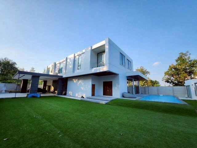 ขายบ้านหรู 2 ชั้นสไตล์โมเดิร์น พร้อมสระว่ายน้ำ ระบบโซลาร์เซลล์ และยิมส่วนตัว บนพื้นที่ 1 ไร่ – ตำบลบวกค้าง อำเภอสันกำแพง จังหวัดเชียงใหม่ราคา 29 ล้านบาทค่าโอนและภาษีคนละครึ่งเดินทางสะดวกจากตัวเมืองเชียงใหม่เพียง 20 นาที บรรยากาศร่มรื่น เหมาะสำหรับครอบครัวขนาดใหญ่หรือผู้ที่มองหาบ้านพักตากอากาศระดับพรีเมียมรายละเอียด:พื้นที่ใช้สอย 700 ตร.ม.6 ห้องนอน 8 ห้องน้