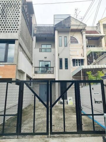 ขายทาวน์โฮม 3 ชั้น 31.6 ตร.ม. ซ.ลาดพร้าว 124 ใกล้ MRT มหาดไทย (จดทะเบียนบริษัทได้)