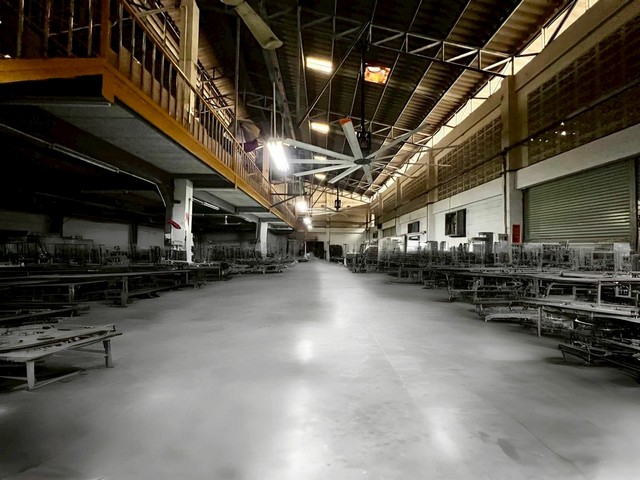 ขายโรงงาน + อาคารสำนักงาน 3 ชั้น (เอกชัย 63 บางบอน)ราคาพิเศษ 88,000,000 บาทพื้นที่รวม 738 ตร.ว. หน้ากว้าง 56x52 ม. • โรงงาน 1 สูง 8 ม. พท. 280 ตร.ม. • โรงงาน 2 สูง 15 ม. 2 ชั้น พท. 660 ตร.ม. รองรับ 2 ตัน/ตร.ม. • อาคารสำนักงาน 3 ชั้น 300 ตร.ม. + ออฟฟิศ 2 ห้องทำเลทอง ใกล้ TCP Group, Toyota K.Motorsใกล้ Central Rama 2, Big C, Makro, รพ.นครธนเหมาะสำหรับ SME และนักลงทุนติดต่อ: อังกูร ธรรมธนปัญญา (คุณพีซ)Mobile: 081-929-4544, 097-369-4544WhatsApp/Telegram: +66 81 929 4544Email: passive.property.th@gmail.comLINE: @passiveproperty#ขายโรงง