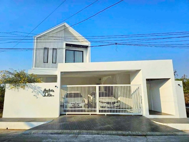 ในโครงการหมู่บ้าน ร่มเกล้า15-23 4นอน  คฤหาสน์หรูหรา 2 ชั้น นอร์ดิก 70ตร.วา.ตลาดร่มเกล้า 1.5 กม. 366 ตร.ม.  เฟอร์ฯ เครื่องใช้ไฟฟ้าครบ 