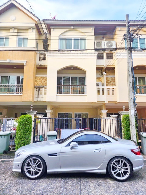 สามัคคี ใกล้ ม.ธุรกิจบัณฑิตย์ 799ม. คฤหาสน์แนวตั้ง ให้เช่าทาวน์โฮมหรู 3 ชั้น 4นอน 26ตรว. 300ตรม. 3น้ำ พร้อมเฟอร์ครบชุด 