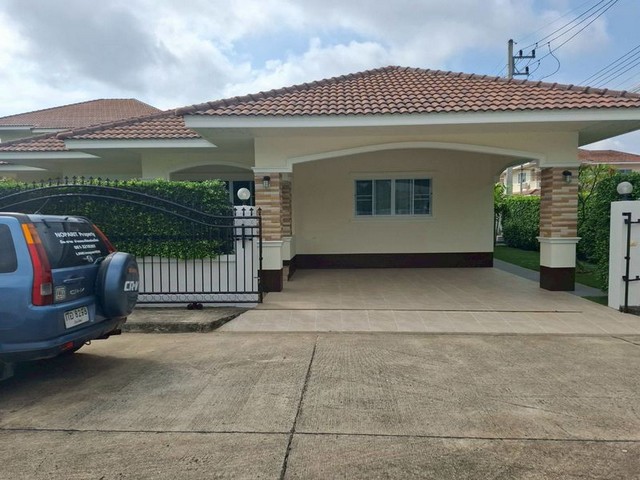 ให้เช่าบ้านเดี่ยว 3 ห้องนอน ในโครงการศิวาลัย 4 สันกำแพง เชียงใหม่ บ้านสวยพร้อมเฟอร์นิเจอร์ครบ เข้าอยู่ได้ทันที ค่าเช่าเพียง 23,000 บาท/เดือน ทำเล: โครงการศิวาลัย 4 ต.สันกำแพง อ.สันกำแพง จ.เชียงใหม่เดินทางสะดวก ใกล้โรงเรียน Unity Concord International School เพียง 10 นาทีโรงเรียนวารี เชียงใหม่ เพียง 15 นาที รายละเอียดบ้านขนาดที่ดิน 92 ตร.ว.3 ห้องนอน 2 ห้องน้ำแอร์ 4 เครื่องเครื่องทำน้ำอุ่น 2 เครื