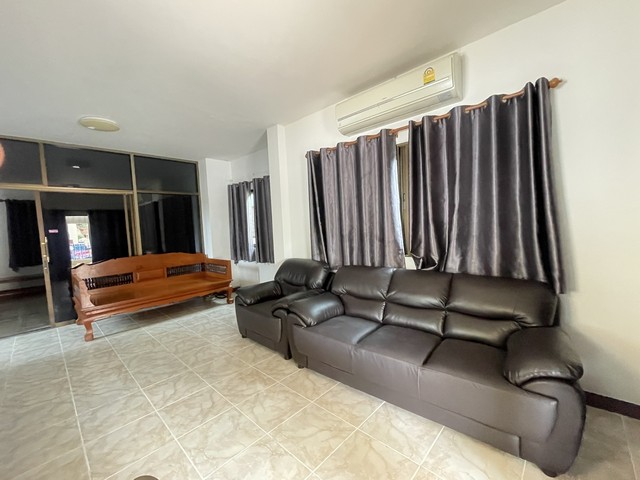 บ้านเดี่ยวให้เช่า พิมุกต์ 3 เชียงใหม่ใกล้เซ็นทรัลเฟส  3 ห้องนอน  พร้อมอยู่ ทำเลดี ใกล้วงแหวนรอบ 2 เดินทางสะดวกไปยังเซ็นทรัลเฟสติวัล, ม.พายัพ และโรงเรียนนานาชาติหลายแห่ง รายละเอียดบ้านค่าเช่า: 22,000 บาท/เดือนบ้านเดี่ยว 2 ชั้น ในโครงการพิมุกต์ 3ขนาดที่ดิน 63 ตารางวาพื้นที่ใช้สอยประมาณ 180–190 ตร.ม. (รวมระเบียง)หน้ากว้าง 7 เมตร ลึก 12 เมตร3 ห้องนอน  3 ห้องน้ำที่จอดรถ 2 คันเฟอร์นิ