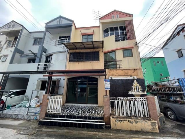 ขาย ทาวน์เฮาส์สามชั้น หมู๋บ้านธันยกานต์ รามอินทรา40 แยก31 ใกล้ MRT