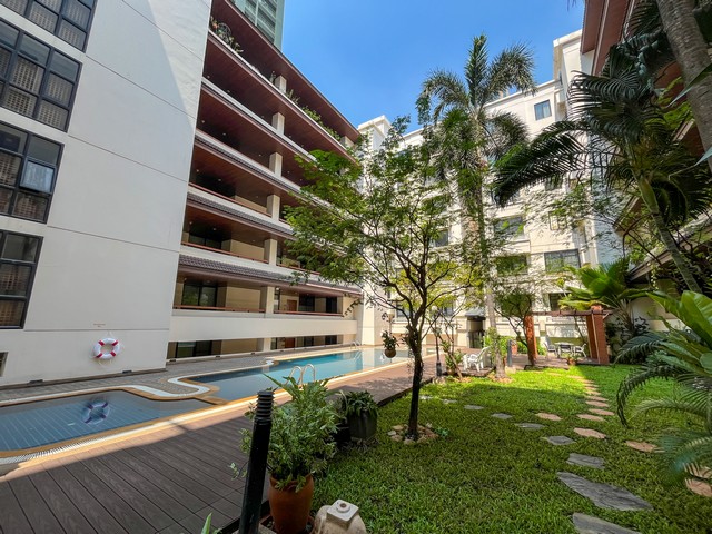ขายคอนโดมิเนียม Low Rise บ้านจันทร์คอนโดมิเนียม ทองหล่อ Baan Chan Condominium Thonglor ขนาด 156 ตร.เมตร รีโนเวทใหม่ ห้องมุม บิ้วอิน ใกล้BTSทองหล่อ โครงสร้างแข็งแรงที่ตั้ง: ซอยทองหล่อ 20 ถนนทองหล่อ คลองตันเหนือ วัฒนา กรุงเทพรายละเอียดบ้าน:-   คอนโดมิเนียม Low Rise ชั้น 7-   พื้นที่ใช้สอย 156 ตารางเมตร-   4 ห้องนอน 3 ห้องน้ำ ที่จอดรถใต้อาคาร-   หน้าต่างห้องหันทางทิศใต้ ตะวันตก-   ค่าส่วนกลาง 40 บาท/ตร.เมตร -   ฟร